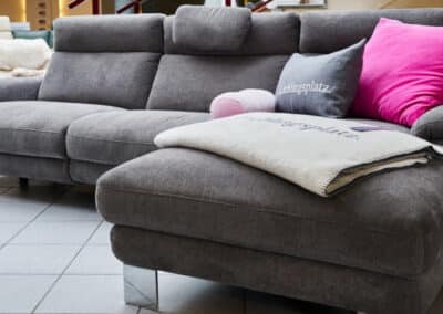 Sofa mit Kissen und Decken